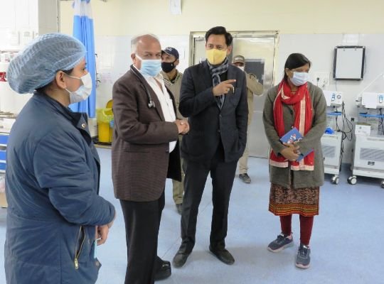 Nainital-Haldwani: Kumaon Commissioner Deepak Rawat took stock of health services in Sushila Tiwari Hospital, gave these important instructions for special care of patients and complaint suggestions box