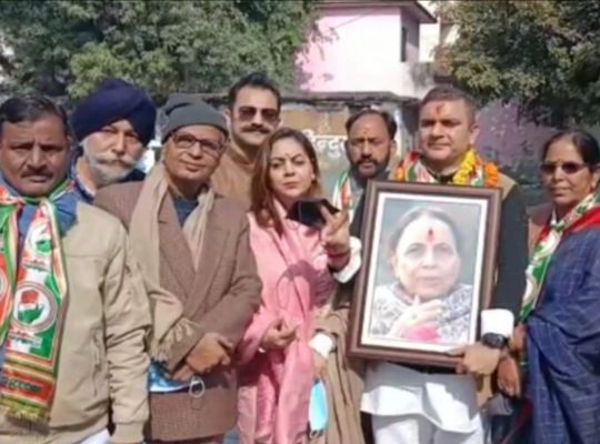 Haldwani: Congress candidate Sumit Hridayesh filed nomination, kept a picture of mother Indira Hridayesh, took blessings.