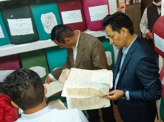 Nainital: The only flaws found in the commissioner's office, the British carpet files were not well preserved, the Kumaon commissioner reprimanded the employees fiercely