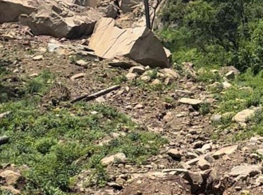Nainital: Platform will be built to stop the giant boulder in Chopra village Vachandunga! DM gave instructions to identify and displace the families coming under landslide