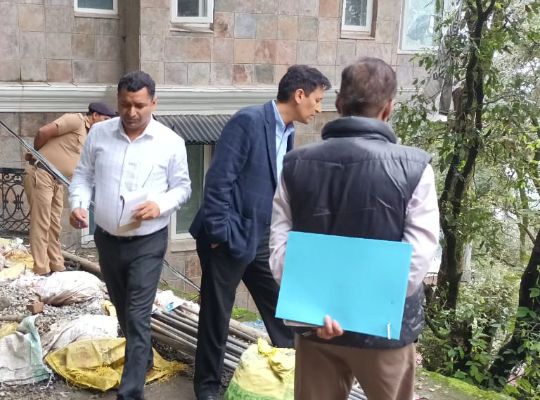 Uttarakhand: Kumaon Commissioner Deepak Rawat arrived on surprise visit in Nainital! Illegal construction was going on in the green belt, sought answers from officials