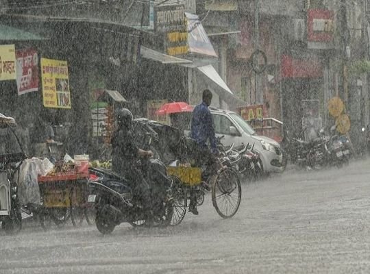 Uttarakhand: The harsh conditions of the weather again blew sleep! Meteorological Department issued yellow alert for heavy rain, more than two thousand pilgrims stranded on the highway