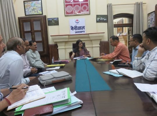 DM Vandana Singh held a meeting regarding the progress of construction works in Nainital district, said- 'Keeping the future in mind, plan for construction works'