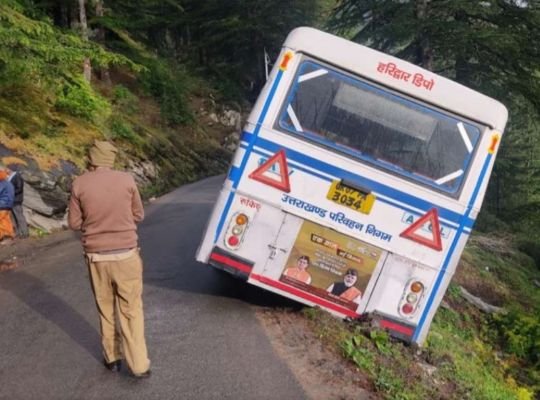 Roadways bus hanged uncontrollably in the ditch, narrowly saved the lives of the passengers