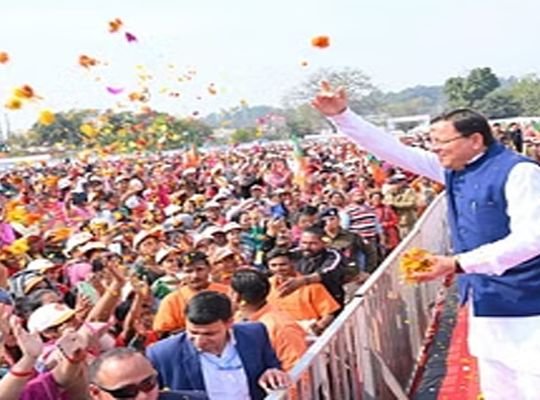 CM Dhami's road show in Haridwar! Crowd gathered on the streets