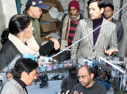 Nainital: Divisional Commissioner's action on the complaint of the elderly! Landlord reprimanded, know what is the whole matter