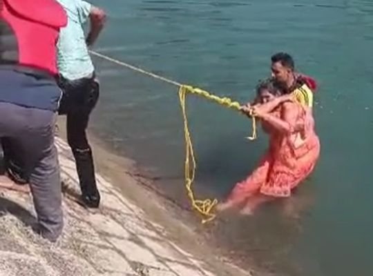 Uttarakhand: Wife upset with husband's drinking habit! Jumped into Shakti Canal to commit suicide, SDRF team arrived disguised as angels