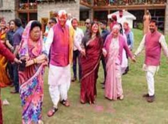 CM Dhami played Holi with mother's blessings, Chief Minister danced to the beats of Dhol-Damau.