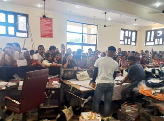 Uttarakhand: Administrative officers reached book sellers' place in Haldwani! Instructions given to sell books at fixed rates