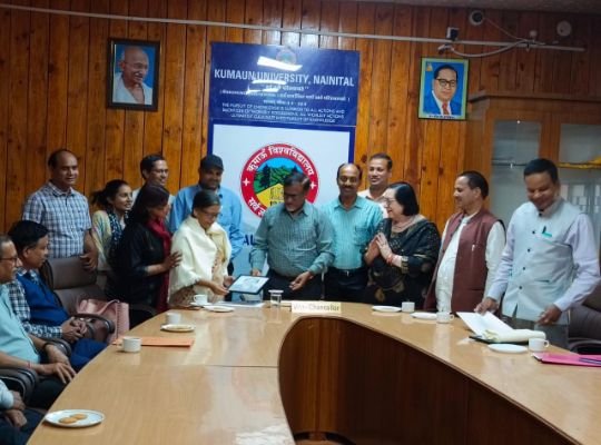 Nainital: Ceremony organized in Kumaon University! Pro. Pushpa Joshi and Prof. HC Chandola was honored