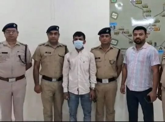 Haridwar: Fake policeman arrested! Used to show off people by wearing uniform, now he will be seen behind bars