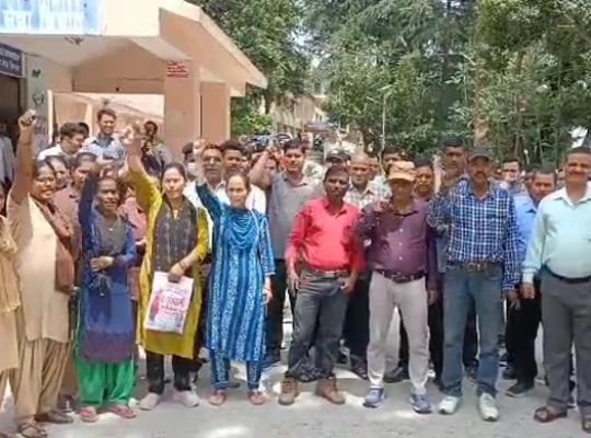 Uttarakhand: Honorarium not received for four months! Employees posted at Base Hospital of Almora Medical College went on strike, sloganeering against the government