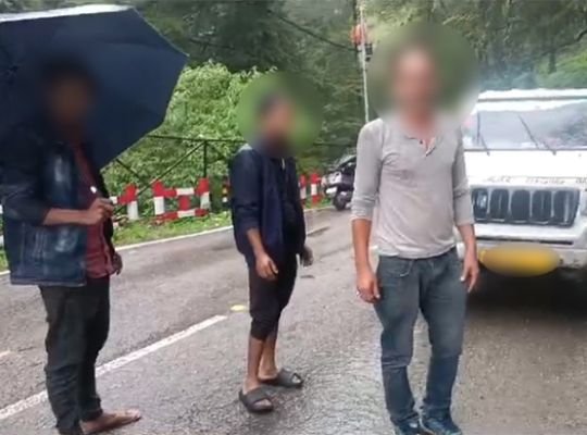 Nainital: Roadside railing stolen! Vigilant woman made video viral, matter reached police