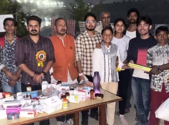 Commendable initiative of young doctors in Srinagar! On the occasion of Diwali, the condition of the needy reached the slums, health checkup was done by setting up a camp.