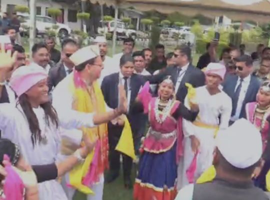 Holi celebrations in Devbhoomi! Holi Milan ceremony organized at CM residence, Chief Minister Dhami danced with folk artists