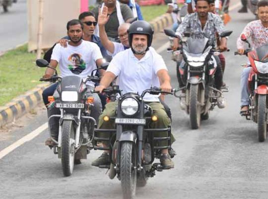 Bihar: Powerful roadshow of Rahul Gandhi and Tejaswi Yadav riding a bullet on the streets of Purnia! Slogans of change echoed in the Voter Rights Yatra