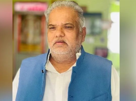 Bihar: Villagers' anger erupted on Minister Shravan Kumar in Malavan village of Nalanda! Enraged by not getting compensation, people pelted stones on the convoy