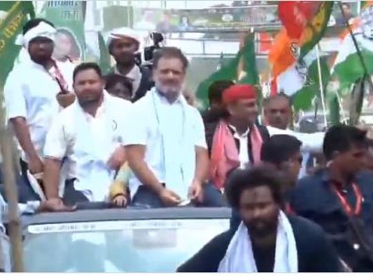 Bihar: SP chief Akhilesh Yadav also participated in the Voter Rights Yatra which started from Saran, huge crowd gathered in the road show