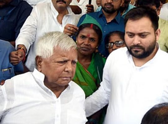  Ahead of the Bihar elections, the Lalu family faces a major legal blow! The Rouse Avenue Court has framed serious charges against Lalu, Rabri, and Tejashwi in the IRCTC scam.