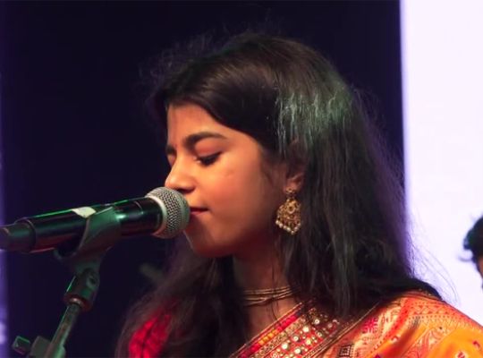 BJP's new move in Bihar! Maithili Thakur may get the Alinagar ticket; Mithila's daughter's entry into politics could change the political equation.
