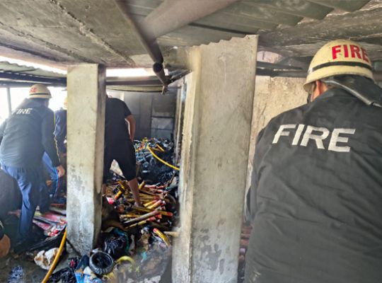 Uttarakhand: Fire breaks out at an electronics shop in Kapkot, Bageshwar! Vigilance by the fire brigade averts a major accident.