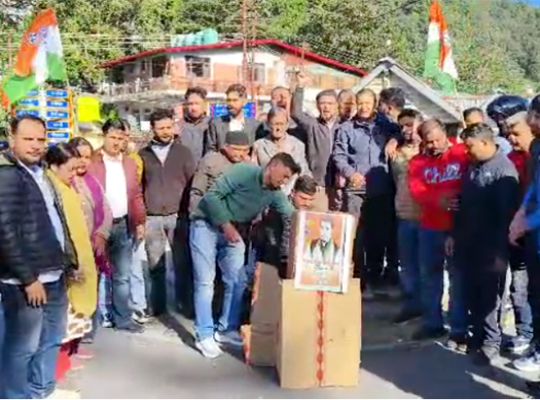  Nainital: Minor girl kidnapped and raped! Congress workers burn BJP effigy