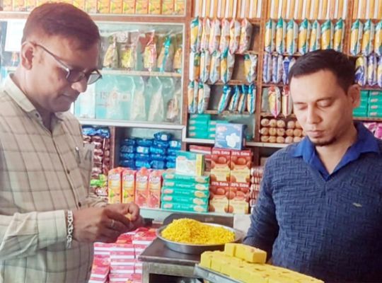 Bageshwar: Administrative staff on alert for Diwali! Rapid raids to prevent food adulteration, samples taken from two shops.
