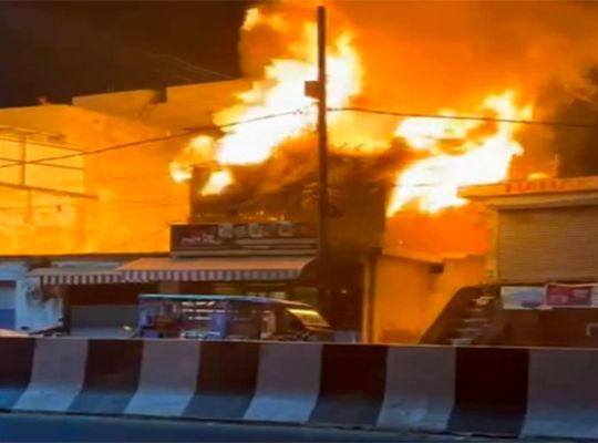 Uttarakhand: A massive fire broke out at a restaurant in Haldwani. Flames terrified residents, causing panic.