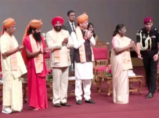 Big news: President Draupadi Murmu arrives on a three-day visit to Uttarakhand! She presents medals to students at the convocation ceremony of Patanjali University.