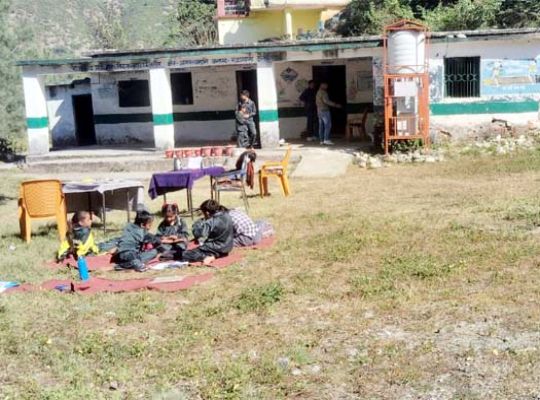 Rudraprayag: Primary School Gholtir is limited to shaping the future of its leaders! Cracks appear in the school rooms, and the toilets are in poor condition.