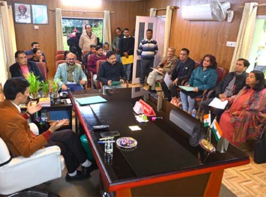 Haldwani: A public hearing revealed a land fraud worth 27 lakh rupees! A fake registry of 7 bighas of land was found. The victim, denied possession, approached the Divisional Commissioner.