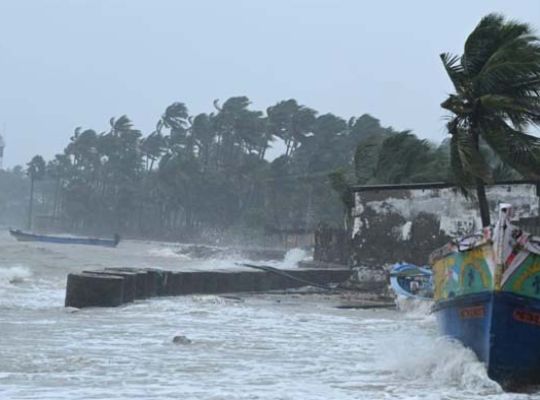  Big news: 'Ditwah' poses a significant threat to the Tamil Nadu-Puducherry coasts! The rapidly developing cyclone has sparked unrest in three states, prompting a red alert.