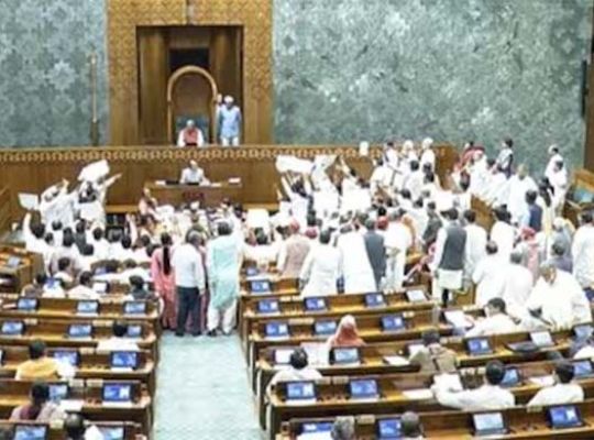 Big news: Huge uproar erupts in the Lok Sabha at the start of the winter session of Parliament! Opposition MPs storm the well carrying placards.