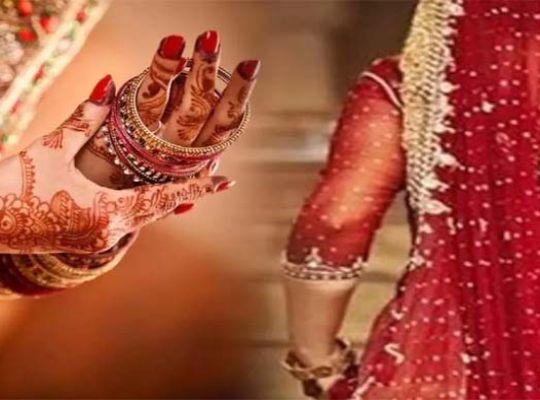  Filmy drama at a wedding: After completing the rituals, the bride garlanded the groom, then immediately ran off with her lover! Huge commotion ensued, with the police investigating.