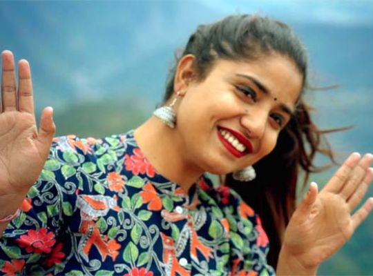  Uttarakhand's famous singer Priyanka Mehr is embroiled in controversy! A line in her new song about the Urgam Valley has angered people and they have sent her a legal notice.