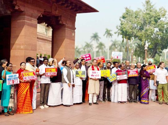  Big news: Opposition demands for an immediate discussion on the SIR in Parliament's winter session intensify! Amid uproar, the Lok Sabha was adjourned until the next day.