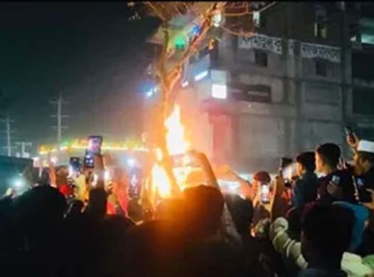 A barrage of fanatic violence erupts in Bangladesh: A mob of over 1,500 people lynched a young Hindu man! They hanged him and set his body on fire.