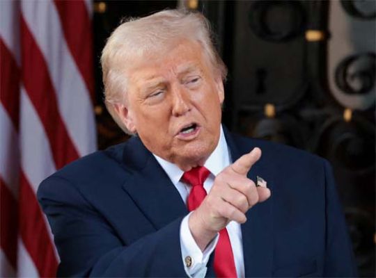 Global political upheaval: Trump declares the US has captured the Maduro couple! Massive airstrikes hit military bases and airbases in Caracas.