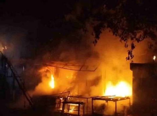 Uttarakhand: A massive fire broke out near the Laltara Bridge in Haridwar. The raging fire terrified residents, and several shops were destroyed.