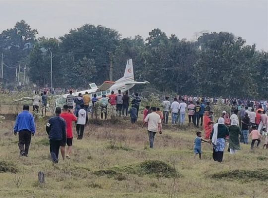 Major plane crash in Odisha: A chartered plane from Rourkela to Bhubaneswar crashes! All passengers, including the pilot, are injured; investigation underway.