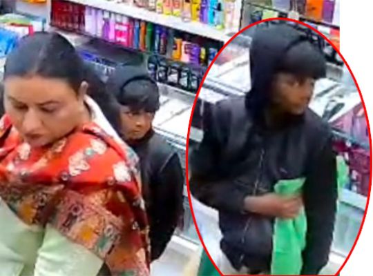 Uttarakhand: Shocking theft in Rudrapur's main market! A child stole an expensive iPhone from a young woman's pocket in the blink of an eye; the entire incident was captured on CCTV.