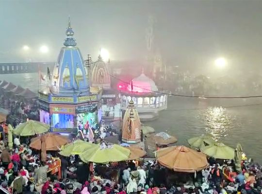 A grand gathering of faith in Uttarakhand on Makar Sankranti! Devotees thronged Haridwar, chants of Har Har Mahadev and Har Har Ganga echoed through the ghats.
