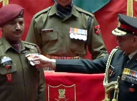 A son of Uttarakhand has brought honor to the nation! Havildar Jagdish Dubey, a resident of Sili village in Garud, received the Army Medal for outstanding bravery.