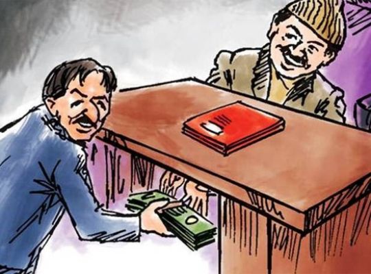 Big Breaking: Bribery-taking Amin arrested in Uttarkashi! Vigilance team nabs him for demanding bribes in the name of road construction compensation