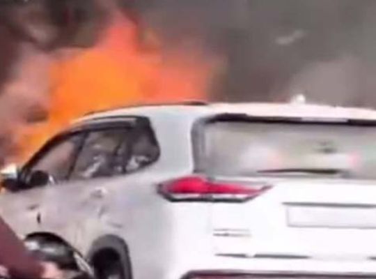 A car parked in the parking lot caught fire, causing panic among people.