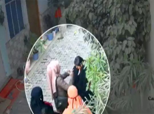 Big news: A sensitive controversy erupts in Moradabad, Uttar Pradesh, involving schoolgirls! Tensions escalate after allegations of being forced to wear burqas escalate, leading to an FIR against five female students.