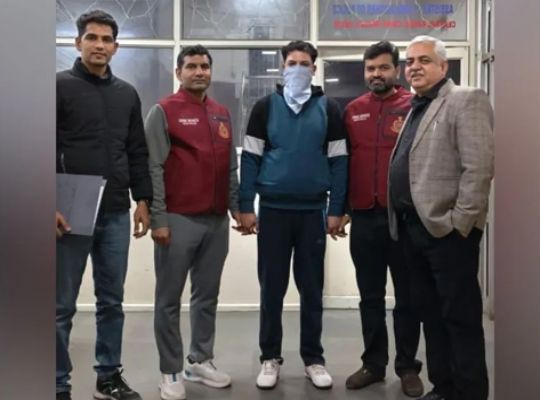 A walkie-talkie in hand, a police sticker on his car, and a dashing demeanor! A cunning fraudster posing as an IPS officer from the Intelligence Bureau (IB) has been arrested.