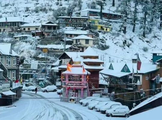 The weather in Uttarakhand is set to change again! Rain is forecast in hilly districts and snowfall in higher altitudes, with tourists flocking to hill stations.