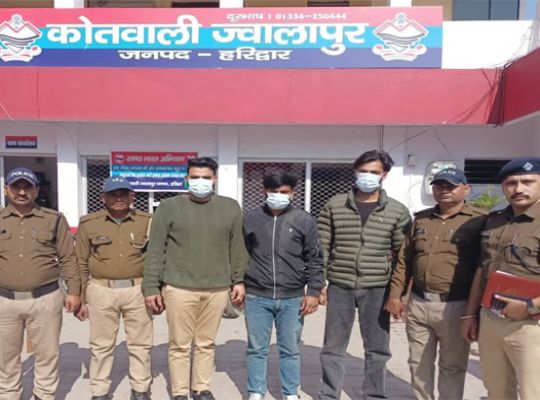  The height of audacity: A deadly attack on a UP police team in Uttarakhand! A film-esque collision between a Thar and a Scorpio to free a wanted accused injured a police inspector and a female constable.