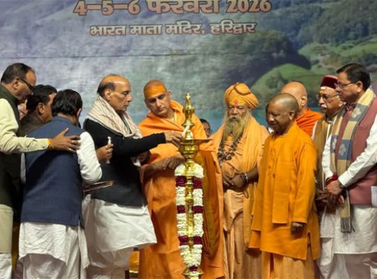 Defense Minister Rajnath Singh and UP CM Yogi Adityanath arrived in Haridwar! They attended the statue installation ceremony of Swami Satyamitranand Giri at Saptarishi Maidan, where CM Dhami extended a grand welcome.